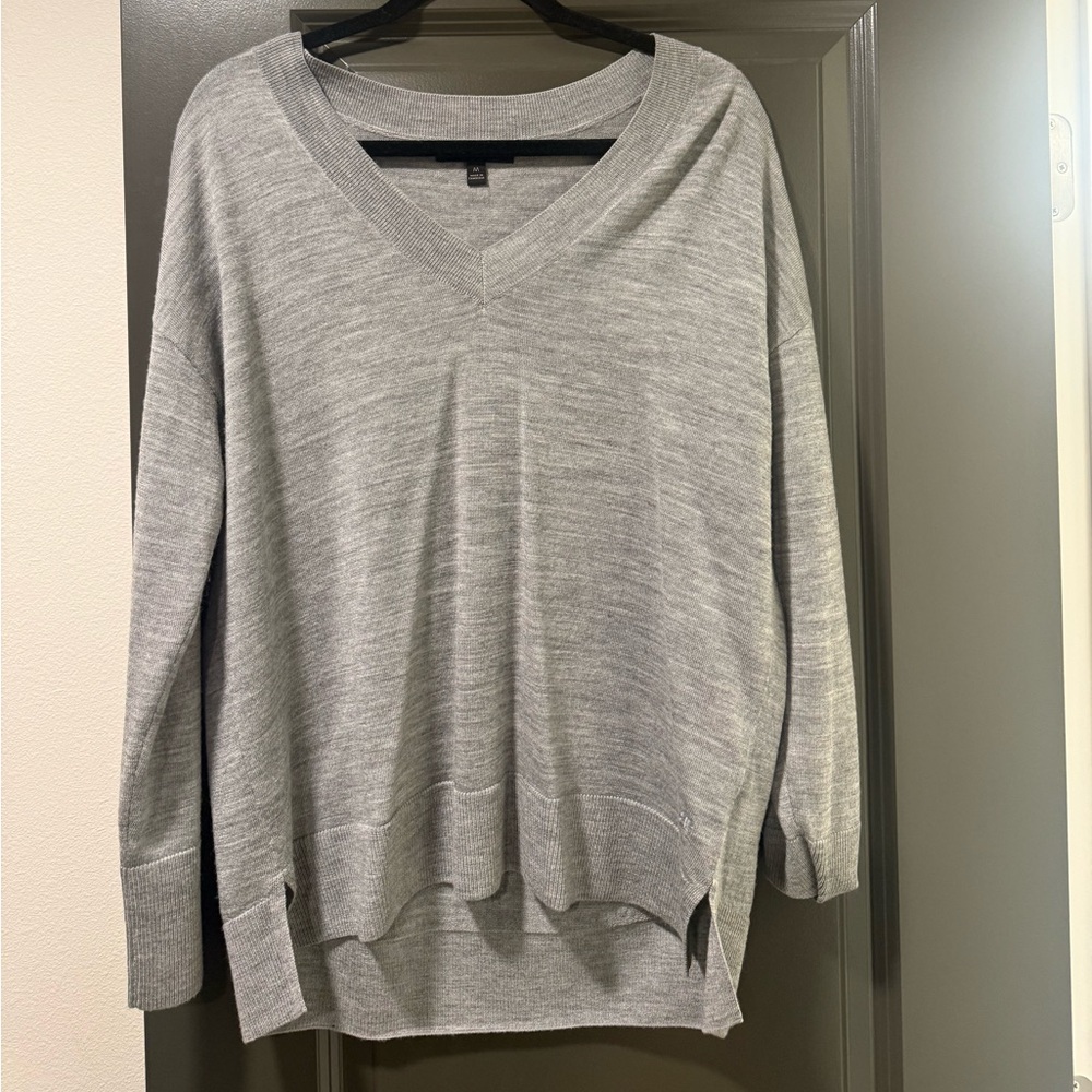 Women’s Banana Republic V-Neck Sweater in Grey - Medium